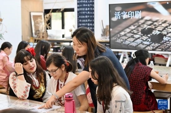 7月3日，外國(guó)學(xué)生在了解中國(guó)文化。新華社記者 李然 攝