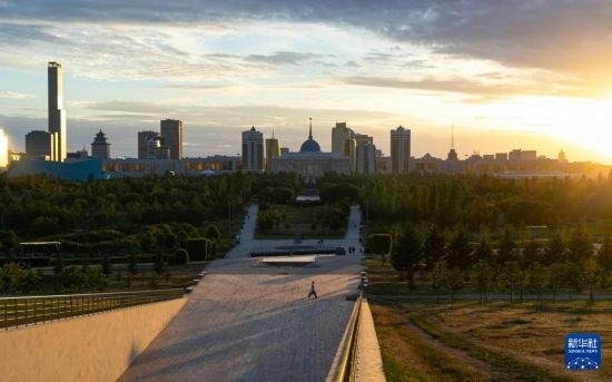 這是7月2日拍攝的哈薩克斯坦首都阿斯塔納的天際線。新華社記者 白雪騏 攝