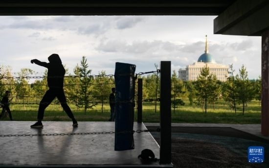 7月2日，在哈薩克斯坦首都阿斯塔納，一名男子在橋下運(yùn)動場練習(xí)拳擊。新華社記者 白雪騏 攝