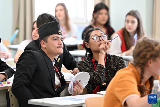 7月3日，外國(guó)學(xué)生在學(xué)習(xí)中國(guó)文化。新華社記者 李然 攝