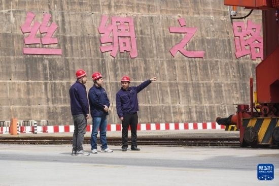 中哈兩國(guó)工作人員在中哈連云港物流合作基地交流（2023年5月10日攝）。新華社記者 季春鵬 攝