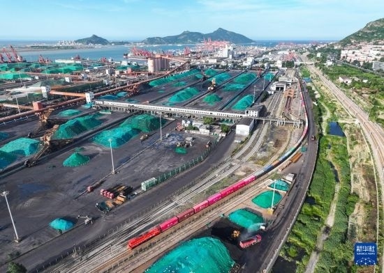 6月26日，“韓國(guó)-連云港-中亞”國(guó)際多式聯(lián)運(yùn)班列從中哈連云港物流合作基地出發(fā)，駛往哈薩克斯坦、烏茲別克斯坦（無(wú)人機(jī)照片）。班列運(yùn)載的55個(gè)大柜此前于6月13日從韓國(guó)境內(nèi)發(fā)出，經(jīng)釜山港海運(yùn)抵達(dá)連云港后轉(zhuǎn)由鐵路運(yùn)輸。新華社記者 季春鵬 攝