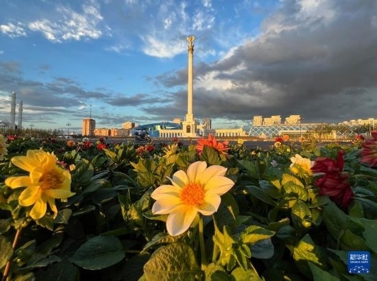 這是7月2日拍攝的哈薩克斯坦首都阿斯塔納獨(dú)立廣場。新華社記者 岳月偉 攝