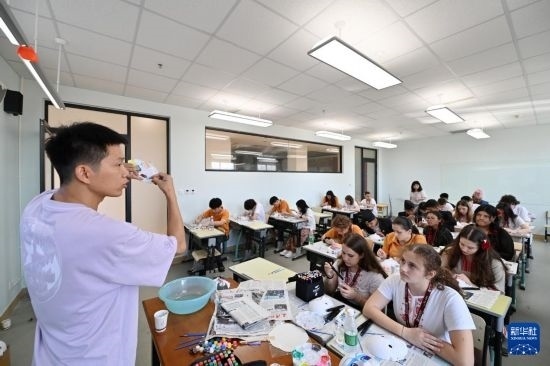 7月3日，外國(guó)學(xué)生在學(xué)習(xí)繪制京劇臉譜。新華社記者 李然 攝