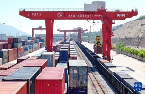 6月30日，在中哈連云港物流合作基地，大型機(jī)械在吊裝集裝箱（無(wú)人機(jī)照片）。新華社發(fā)（王健民 攝）