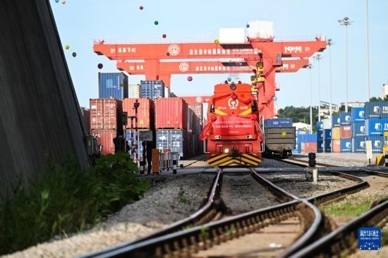 6月26日，“韓國(guó)-連云港-中亞”國(guó)際多式聯(lián)運(yùn)班列從中哈連云港物流合作基地出發(fā)，駛往哈薩克斯坦、烏茲別克斯坦。班列運(yùn)載的55個(gè)大柜此前于6月13日從韓國(guó)境內(nèi)發(fā)出，經(jīng)釜山港海運(yùn)抵達(dá)連云港后轉(zhuǎn)由鐵路運(yùn)輸。新華社記者 季春鵬 攝