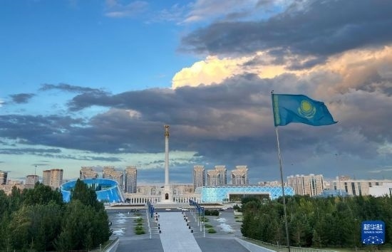 這是7月2日拍攝的哈薩克斯坦首都阿斯塔納獨(dú)立廣場。新華社記者 岳月偉 攝