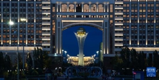這是7月1日在哈薩克斯坦首都阿斯塔納透過一座建筑拍攝的巴伊杰列克觀景塔。新華社記者 王建華 攝