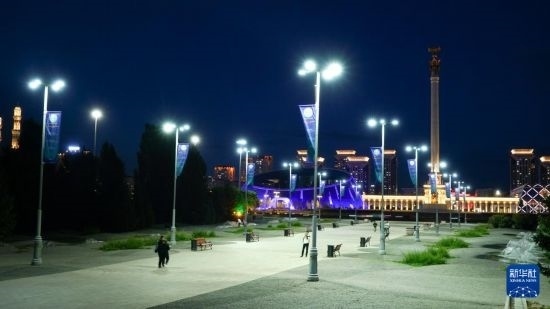 這是7月2日在哈薩克斯坦首都阿斯塔納拍攝的獨(dú)立廣場上的紀(jì)念柱（右后）。新華社記者 王建華 攝