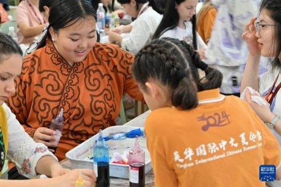 7月3日，外國(guó)學(xué)生在了解中國(guó)的染布技術(shù)。新華社記者 李然 攝