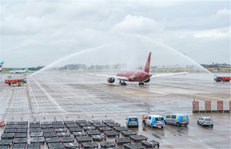 圖為布魯塞爾-上海返程航班出發(fā)前，布魯塞爾機(jī)場方面為返程航班舉行水門儀式。吉祥航空供圖