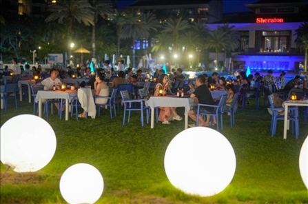 海南萬(wàn)寧：暑期旅游旺季來(lái)臨 游客海邊休閑度假（圖片來(lái)源：視覺中國(guó)）