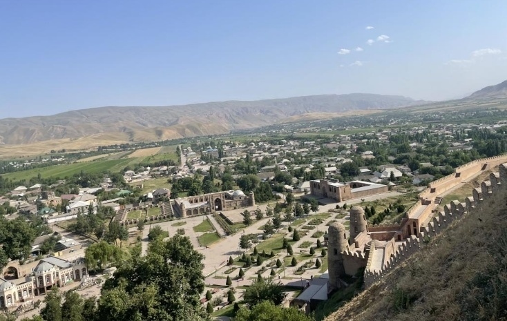 位于塔吉克斯坦杜尚別西北的吉薩爾古城，有著3000多年歷史。有研究認(rèn)為，張騫出使大宛回程途中曾經(jīng)過(guò)此地。圖為從吉薩爾古城城墻俯瞰城門(mén)與市鎮(zhèn)。本報(bào)記者 曲頌 攝