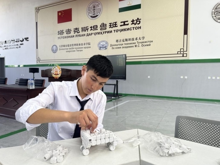 在塔吉克斯坦魯班工坊內(nèi)，學(xué)員正在操作能力源創(chuàng)新套件。本報(bào)記者 屈佩 攝