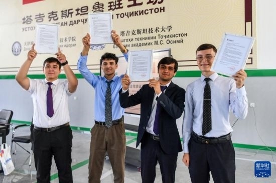 7月3日，在塔吉克斯坦首都杜尚別，魯班工坊赴華留學(xué)生展示錄取通知書。新華社記者 曹陽 攝