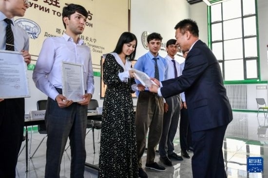 7月3日，在塔吉克斯坦首都杜尚別，天津城市建設(shè)管理職業(yè)技術(shù)學(xué)院的負責(zé)人為魯班工坊赴華留學(xué)生頒發(fā)錄取通知書。新華社記者 曹陽 攝
