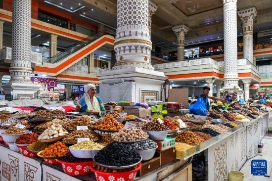 這是6月27日在塔吉克斯坦首都杜尚別拍攝的大巴扎內(nèi)景。新華社記者 曹陽(yáng) 攝