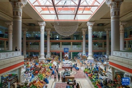 這是7月1日在塔吉克斯坦首都杜尚別拍攝的大巴扎內(nèi)景。新華社記者 周荻瀟 攝