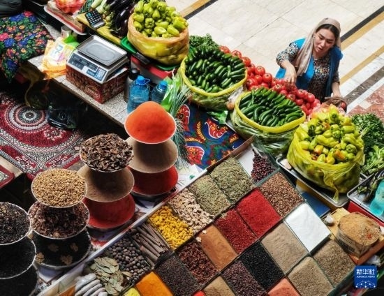 這是7月3日在塔吉克斯坦首都杜尚別拍攝的大巴扎內(nèi)景。新華社記者 燕雁 攝