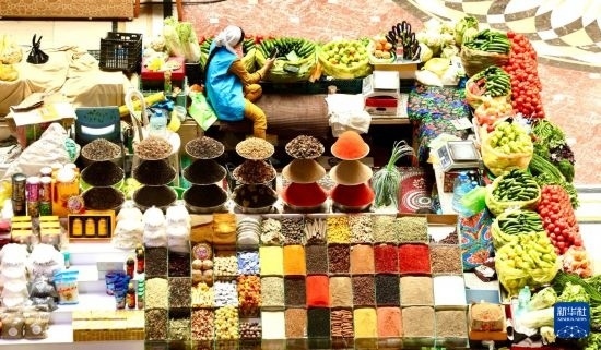 這是7月3日在塔吉克斯坦首都杜尚別拍攝的大巴扎內(nèi)景。新華社記者 姚大偉 攝