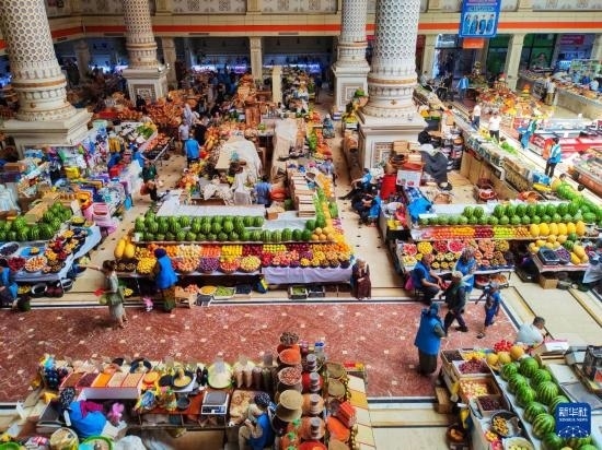 這是7月3日在塔吉克斯坦首都杜尚別拍攝的大巴扎內(nèi)景。新華社記者 燕雁 攝
