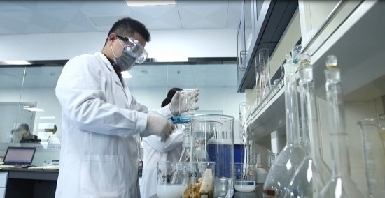 中國科學(xué)院贛江創(chuàng)新研究院科研人員在做實(shí)驗(yàn)。