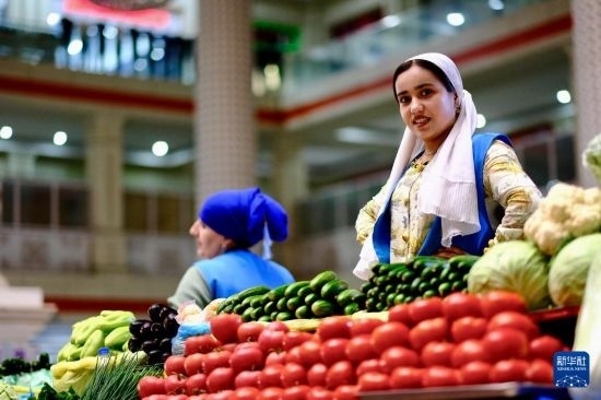 這是6月13日在塔吉克斯坦首都杜尚別大巴扎內(nèi)拍攝的營(yíng)業(yè)者。新華社記者 鄭開(kāi)君 攝