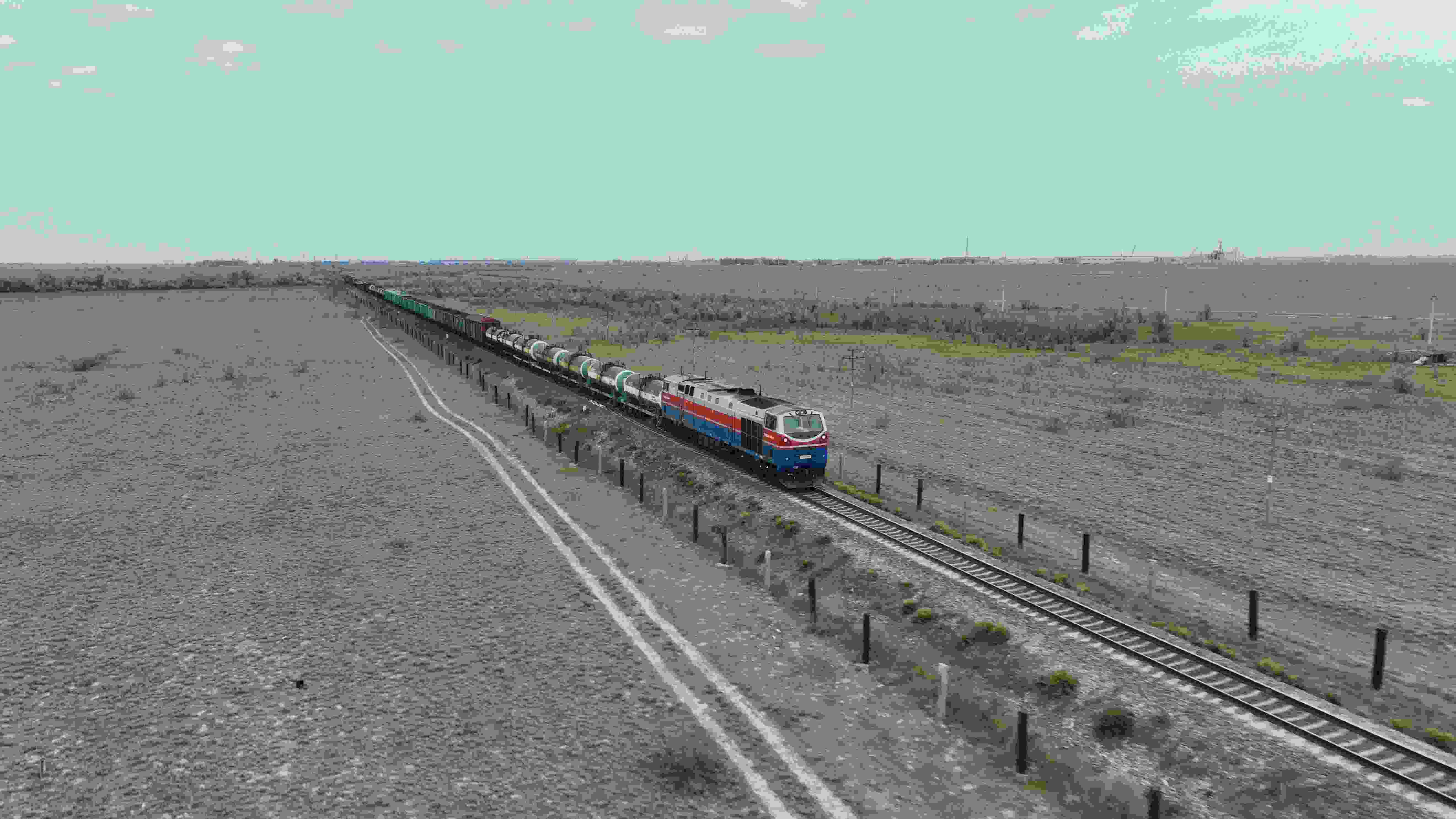 △ 2023年5月12日，在哈薩克斯坦阿拉木圖附近，貨運(yùn)列車馳騁于阿拉木圖與中國霍爾果斯間（無人機(jī)照片）。