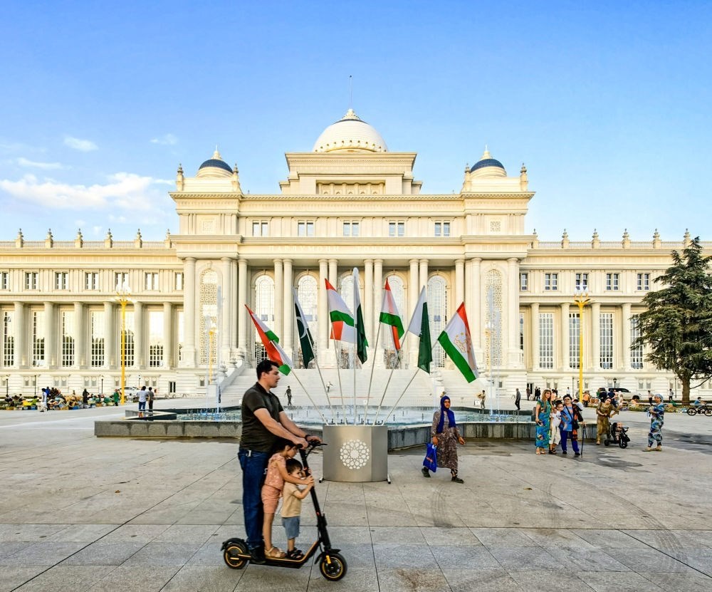 2024年7月1日，人們在塔吉克斯坦議會大樓前的廣場上休閑。