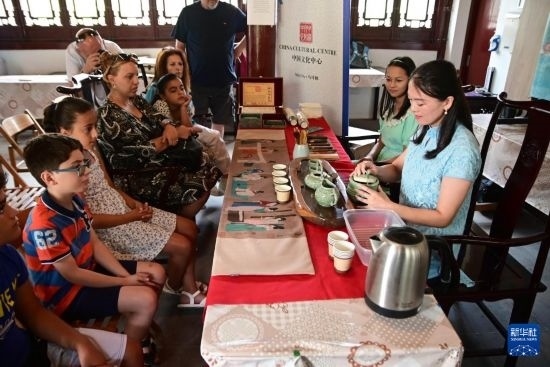 7月4日，在馬耳他桑塔露琪亞市的中國古典園林“靜園”，人們欣賞中國茶藝表演。新華社發(fā)（喬納森·博格 攝）