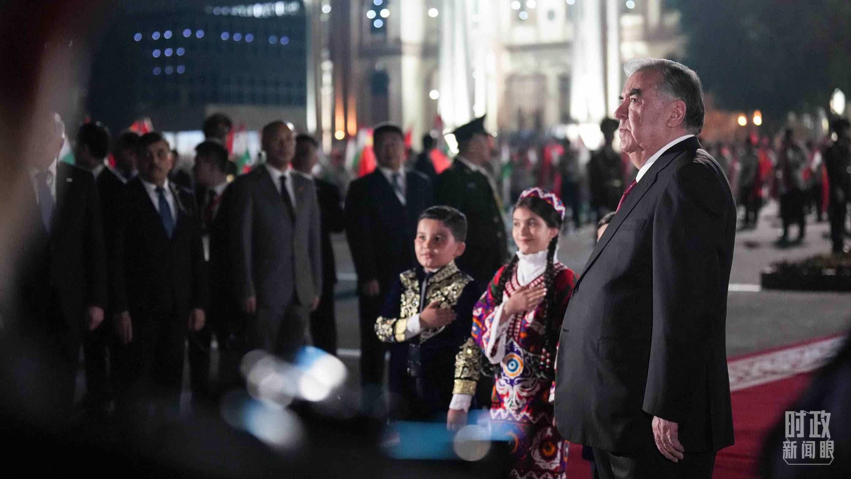 △拉赫蒙總統(tǒng)在機場迎接習(xí)主席。（總臺記者李晉拍攝）