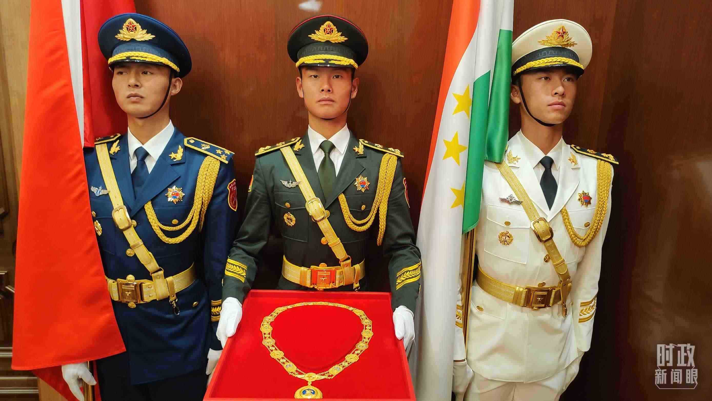 △中方儀仗兵護送“友誼勛章”入場。（總臺央視記者薛冠南拍攝）