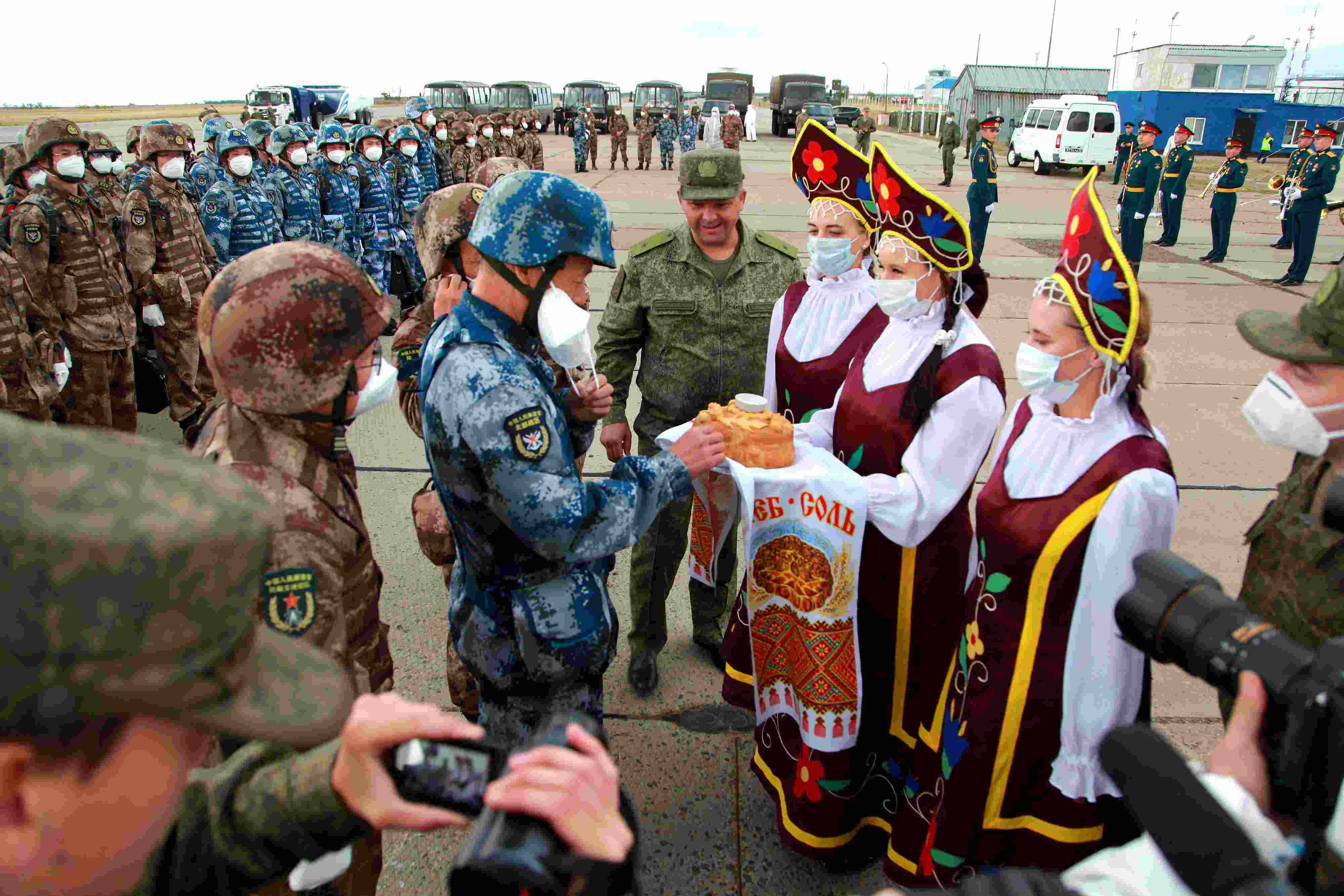 當(dāng)?shù)貢r間2021年9月10日，跨境參加“和平使命-2021”上海合作組織成員國聯(lián)合反恐軍演的中方部隊導(dǎo)演部抵達(dá)俄羅斯奧倫堡“東古茲”靶場演習(xí)地域。圖為俄方人員為中方人員舉行歡迎儀式。