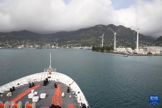 7月5日，中國海軍“和平方舟”號醫(yī)院船抵達塞舌爾維多利亞新港碼頭。新華社發(fā)（劉志磊 攝）
