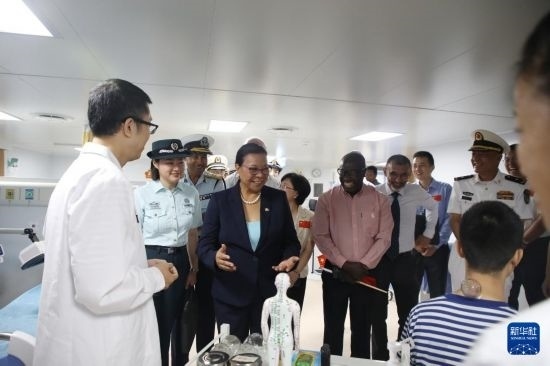 7月5日，塞舌爾衛(wèi)生部長維多在中國海軍“和平方舟”號醫(yī)院船上參觀中醫(yī)診室。新華社發(fā)（劉志磊 攝）