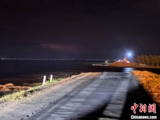  7月6日凌晨，湖南岳陽華容縣團(tuán)洲垸洞庭湖一線堤防決口現(xiàn)場。中新社記者 白祖偕 攝