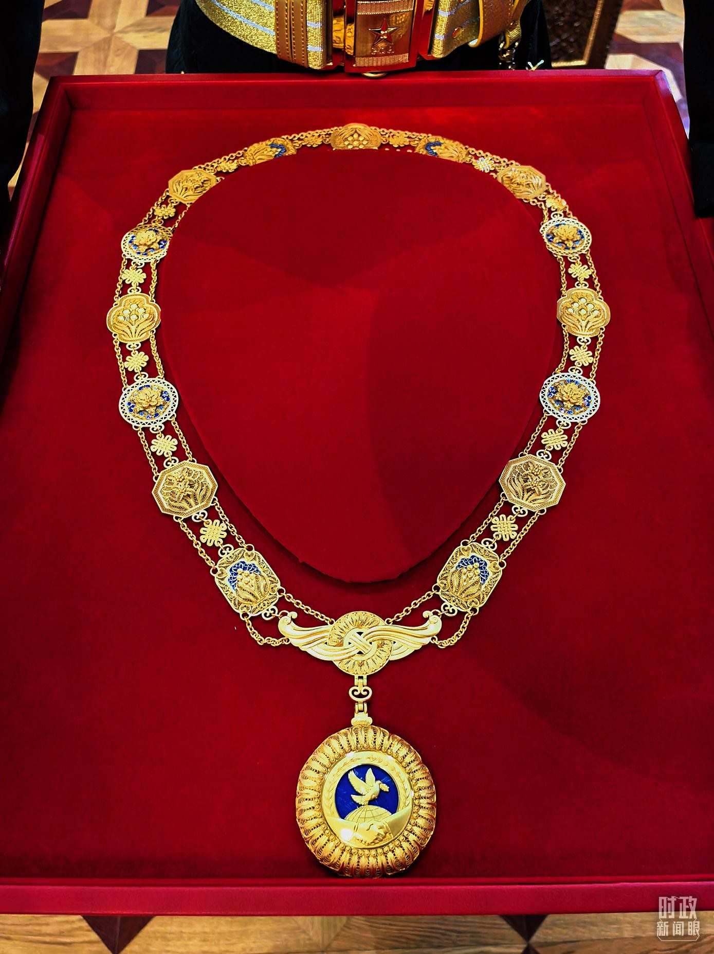 △中華人民共和國“友誼勛章”。（總臺央視記者范學(xué)禹拍攝）