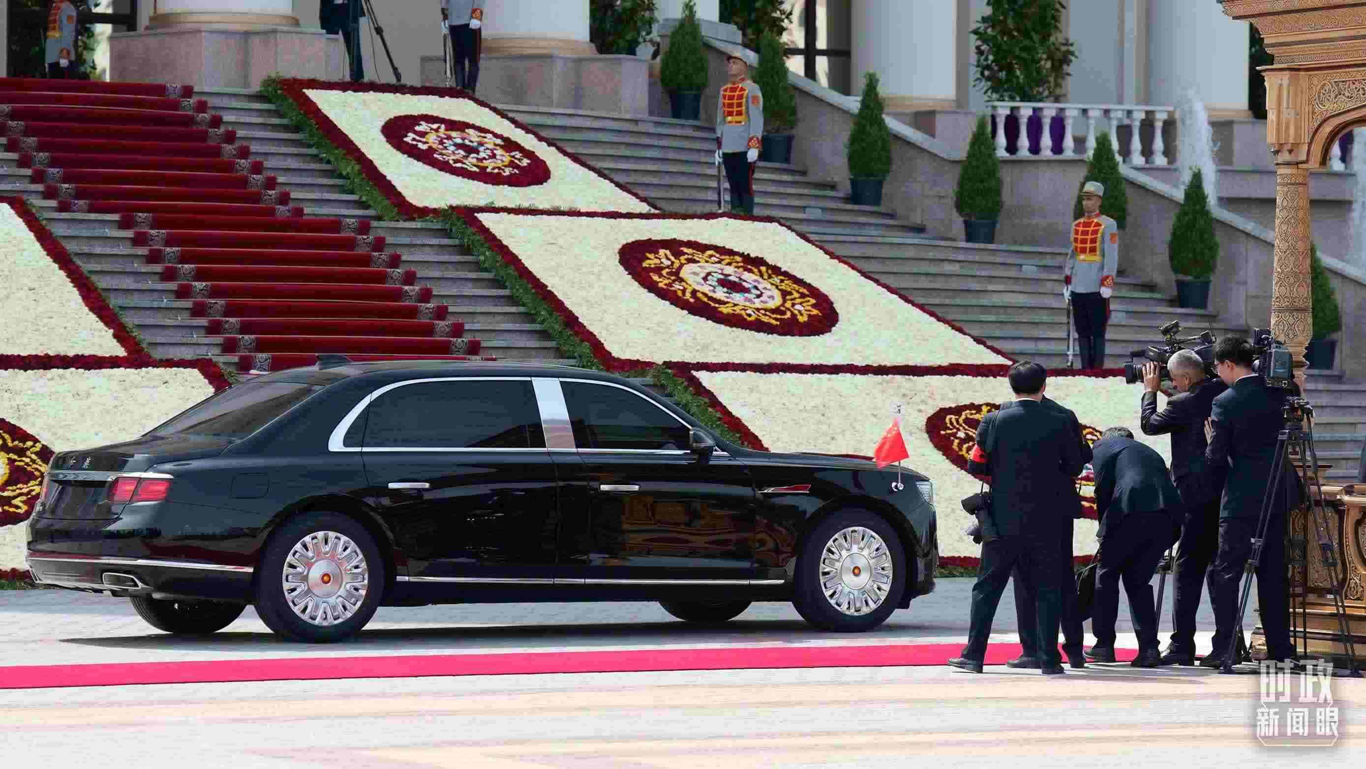 △習(xí)主席乘坐的紅旗車抵達塔總統(tǒng)府。（總臺記者李晉拍攝）