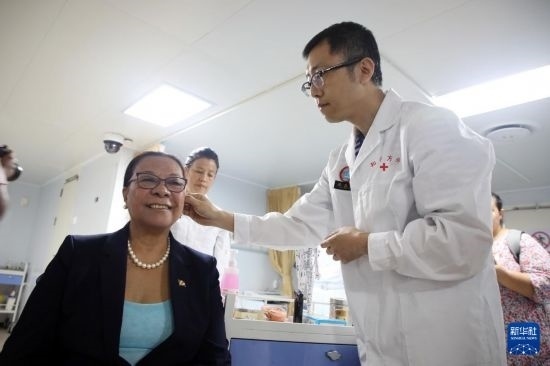 7月5日，塞舌爾衛(wèi)生部長維多在中國海軍“和平方舟”號醫(yī)院船上體驗中醫(yī)。新華社發(fā)（劉志磊 攝）