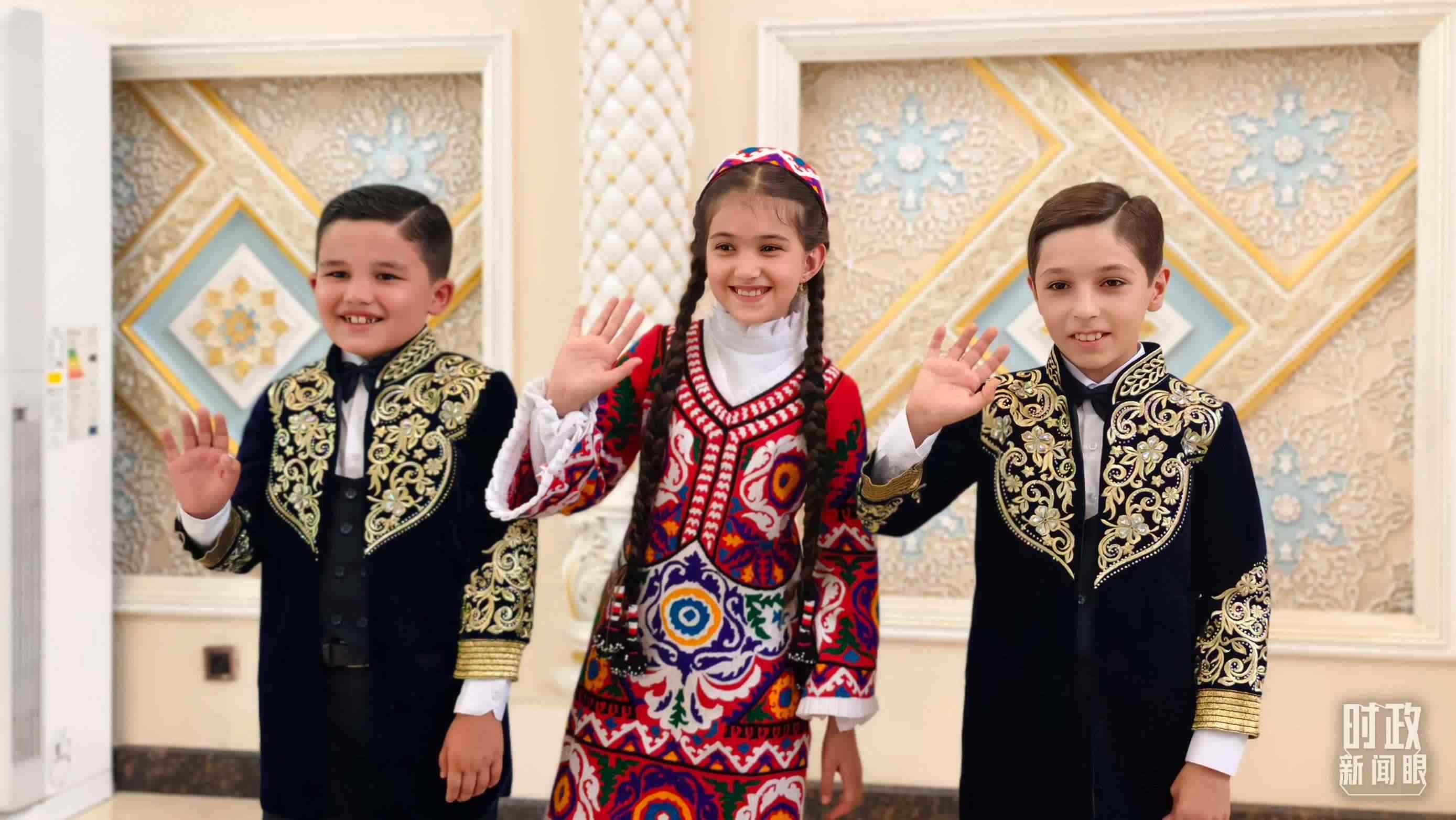 △在機場迎接習(xí)主席的塔吉克斯坦少年。（總臺央視記者韓銳拍攝）