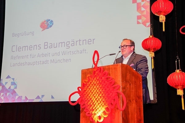 圖為鮑姆蓋特納在致辭。（駐慕尼黑總領(lǐng)館提供）