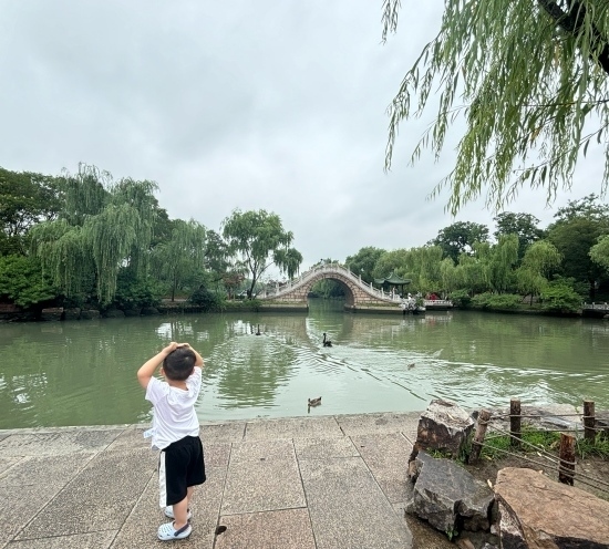 一位小朋友在二十四橋旁拍照。人民網(wǎng)記者 金慧慧攝