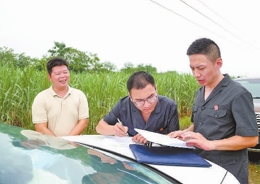 圖③：清塘后，執(zhí)行干警與某農(nóng)場(chǎng)負(fù)責(zé)人確認(rèn)魚塘交付情況。