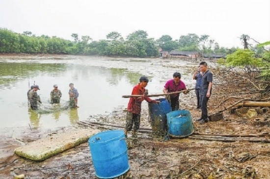 圖②：執(zhí)行干警督促凌某捕魚清塘。