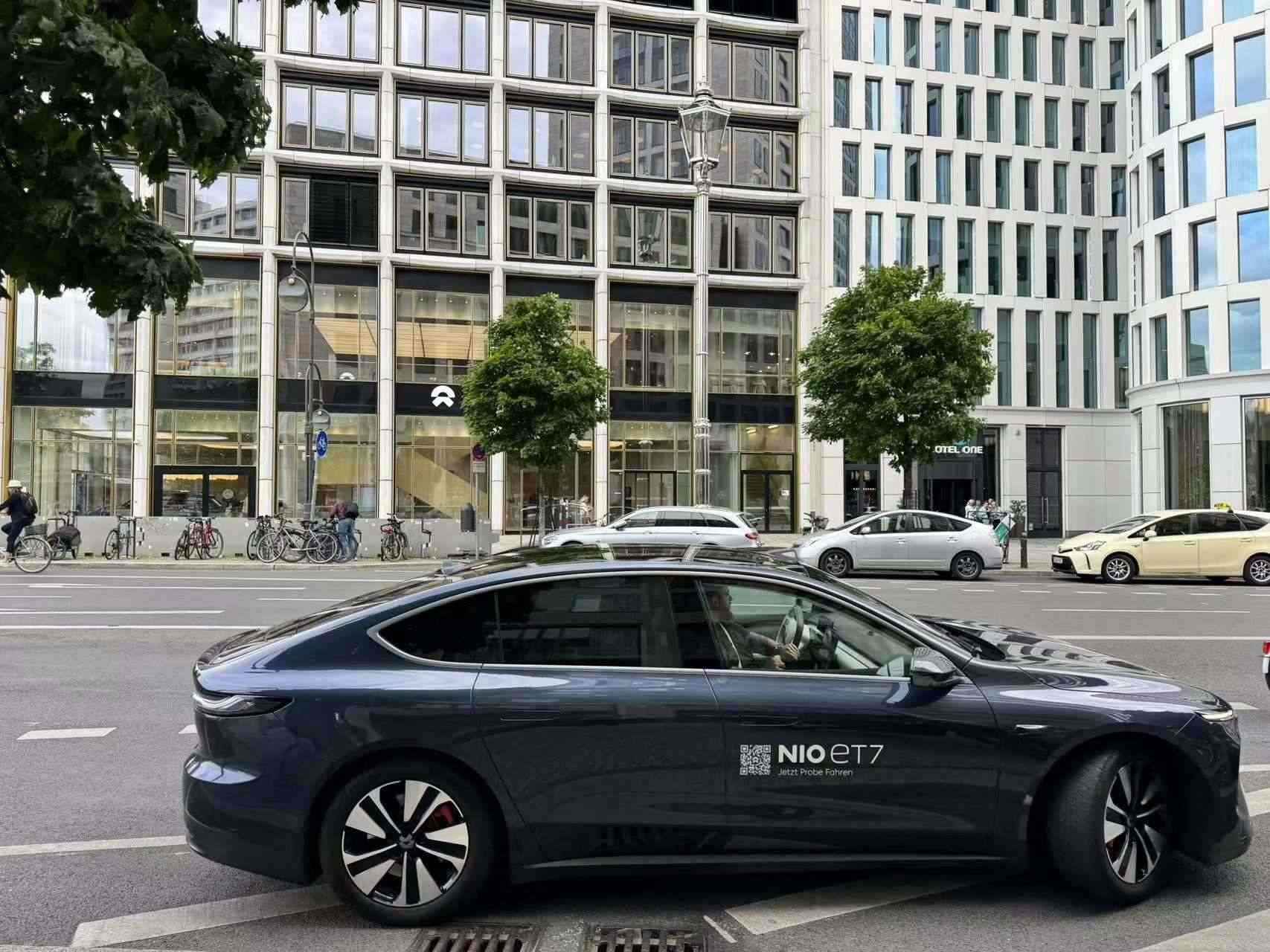 消費(fèi)者在蔚來(lái)柏林智能駕駛中心前試駕電動(dòng)汽車。 人民網(wǎng)記者 李強(qiáng)攝