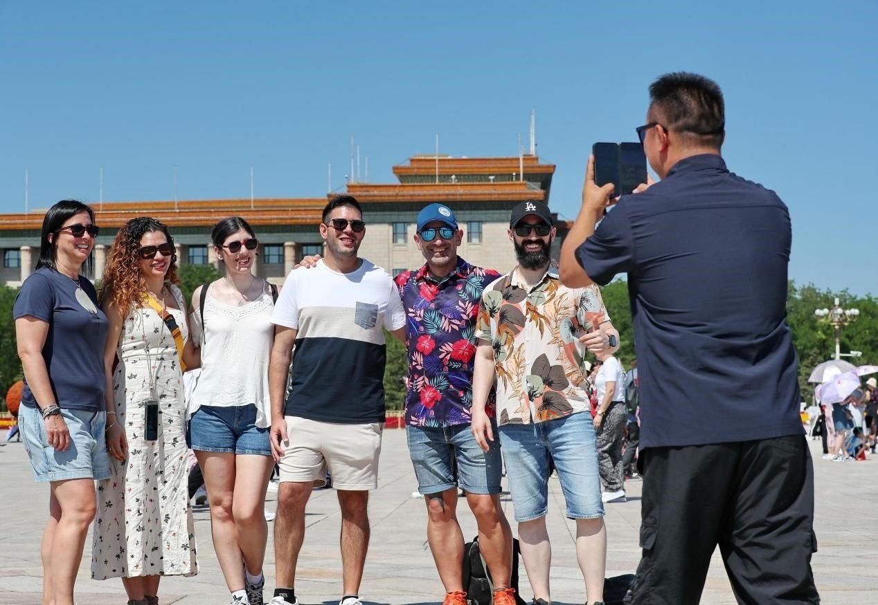 入境游持續(xù)升溫，眾多外國(guó)游客游覽天安門(mén)廣場(chǎng)。（圖片來(lái)源：視覺(jué)中國(guó)）