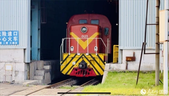 通鋼產(chǎn)品通過鐵路運輸出場。人民網(wǎng) 謝瑩攝