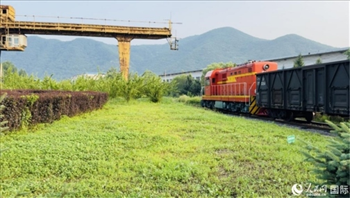 通鋼產(chǎn)品通過鐵路運輸出場。人民網(wǎng) 謝瑩攝