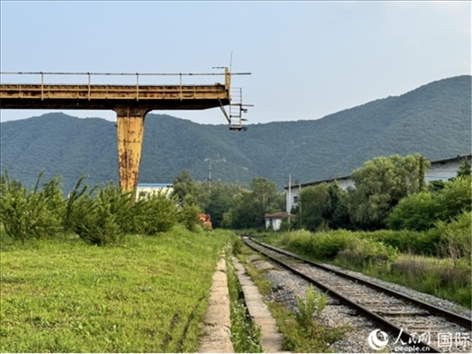 通鋼產(chǎn)品通過鐵路運輸出場。人民網(wǎng) 謝瑩攝