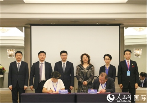 雙方企業(yè)簽訂交流與合作協(xié)議。人民網(wǎng) 許可攝